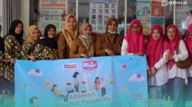 Kader Posyandu saat foto bersama di depan salah satu gerai Alfamart (Foto: Istimewa). 