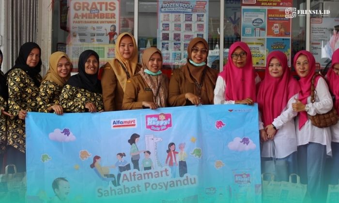 Kader Posyandu saat foto bersama di depan salah satu gerai Alfamart (Foto: Istimewa). 