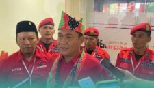 Wakil Ketua Bidang Kehormatan DPD PDIP Jawa Timur, Agus Yudha, saat diwawancarai. (Foto: Sigit/Frensia). 