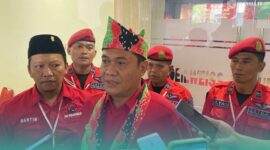 Wakil Ketua Bidang Kehormatan DPD PDIP Jawa Timur, Agus Yudha, saat diwawancarai. (Foto: Sigit/Frensia). 