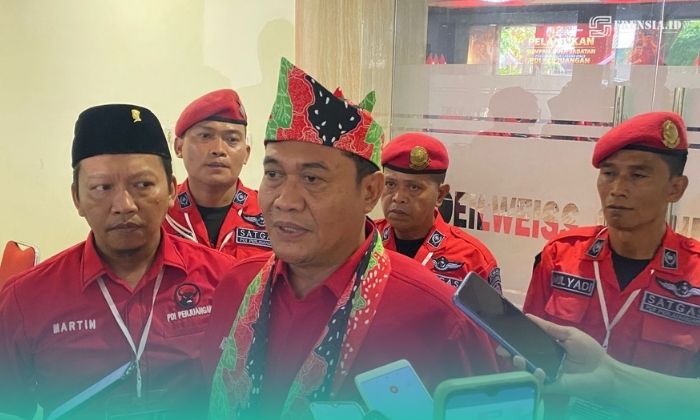 Wakil Ketua Bidang Kehormatan DPD PDIP Jawa Timur, Agus Yudha, saat diwawancarai. (Foto: Sigit/Frensia). 