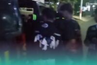 Pihak kepolisian saat menangkap 3 remaja yang bikin konten pocong (Foto: Istimewa). 
