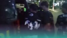 Pihak kepolisian saat menangkap 3 remaja yang bikin konten pocong (Foto: Istimewa). 