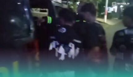Pihak kepolisian saat menangkap 3 remaja yang bikin konten pocong (Foto: Istimewa).