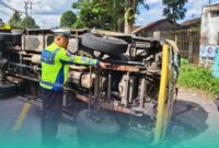Piket Gakkum  Satlantas Polres Jember saat mendatangi TKP pakusari antara sepeda motor dengan truk (Foto: Satlantas Polres Jember). 
