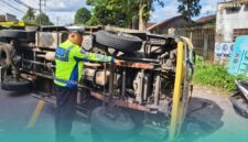 Piket Gakkum Satlantas Polres Jember saat mendatangi TKP pakusari antara sepeda motor dengan truk (Foto: Satlantas Polres Jember).