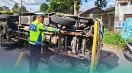 Piket Gakkum  Satlantas Polres Jember saat mendatangi TKP pakusari antara sepeda motor dengan truk (Foto: Satlantas Polres Jember). 