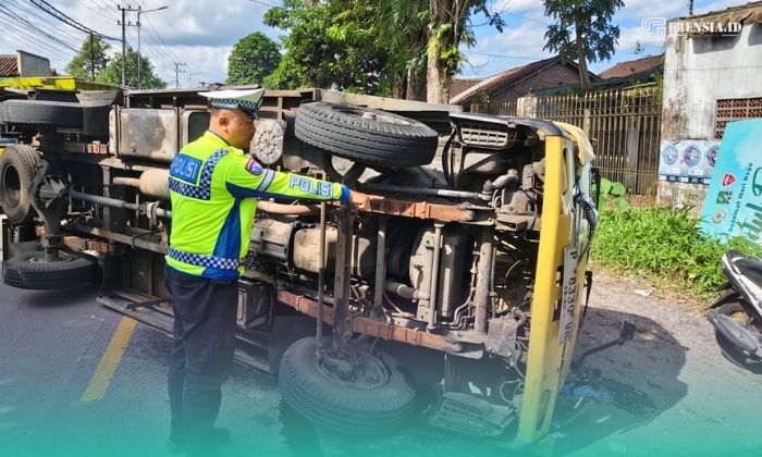 Piket Gakkum  Satlantas Polres Jember saat mendatangi TKP pakusari antara sepeda motor dengan truk (Foto: Satlantas Polres Jember). 