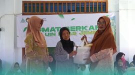 Ketua Dharma Wanita Persatuan UIN KHAS Jember, Luluk Sulthoniyah Hepni, saat menyalurkan bantuan ke masyarakat Karangmluwo (Foto: Humas UIN KHAS Jember). 