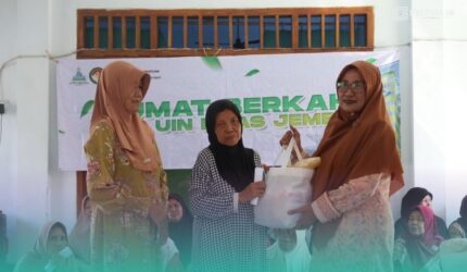 Ketua Dharma Wanita Persatuan UIN KHAS Jember, Luluk Sulthoniyah Hepni, saat menyalurkan bantuan ke masyarakat Karangmluwo (Foto: Humas UIN KHAS Jember).