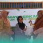 Ketua Dharma Wanita Persatuan UIN KHAS Jember, Luluk Sulthoniyah Hepni, saat menyalurkan bantuan ke masyarakat Karangmluwo (Foto: Humas UIN KHAS Jember). 