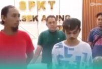 Pemuda yang mengaku jadi korban begal saat klarifikasi di Polsek Ajung Jember (tengah) (Foto: Tangkapan layar akun Instagram @Infojember).