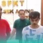 Pemuda yang mengaku jadi korban begal saat klarifikasi di Polsek Ajung Jember (tengah) (Foto: Tangkapan layar akun Instagram @Infojember). 