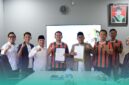 Rektor UIN KHAS Jember, Prof. Hefni Zain, dan Manajer Persid Jember, M. Sholahuddin Amrulloh saat foto bersama selesai mendatangani Nota Kesepahaman (Foto: Humas UIN KHAS Jember). 