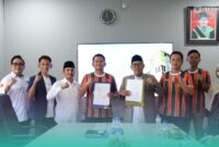 Rektor UIN KHAS Jember, Prof. Hefni Zain, dan Manajer Persid Jember, M. Sholahuddin Amrulloh saat foto bersama selesai mendatangani Nota Kesepahaman (Foto: Humas UIN KHAS Jember). 