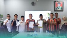 Rektor UIN KHAS Jember, Prof. Hefni Zain, dan Manajer Persid Jember, M. Sholahuddin Amrulloh saat foto bersama selesai mendatangani Nota Kesepahaman (Foto: Humas UIN KHAS Jember). 