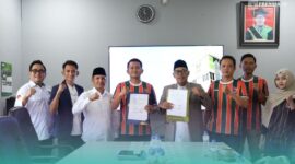 Rektor UIN KHAS Jember, Prof. Hefni Zain, dan Manajer Persid Jember, M. Sholahuddin Amrulloh saat foto bersama selesai mendatangani Nota Kesepahaman (Foto: Humas UIN KHAS Jember). 