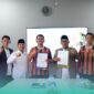 Rektor UIN KHAS Jember, Prof. Hefni Zain, dan Manajer Persid Jember, M. Sholahuddin Amrulloh saat foto bersama selesai mendatangani Nota Kesepahaman (Foto: Humas UIN KHAS Jember). 