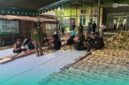 Besek daging kurban yang tertata rapi di depan kantor DPC PKB Jember (Foto: Fadli/Frensia). 