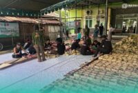 Besek daging kurban yang tertata rapi di depan kantor DPC PKB Jember (Foto: Fadli/Frensia). 