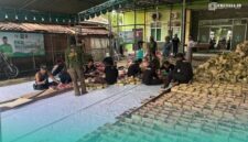 Besek daging kurban yang tertata rapi di depan kantor DPC PKB Jember (Foto: Fadli/Frensia). 