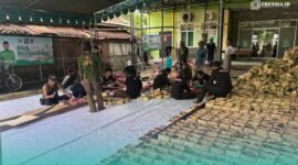 Besek daging kurban yang tertata rapi di depan kantor DPC PKB Jember (Foto: Fadli/Frensia). 
