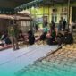 Besek daging kurban yang tertata rapi di depan kantor DPC PKB Jember (Foto: Fadli/Frensia). 