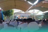 Ribuan jemaah saat menghadiri acara Haul KH Achmad Mohammad Nawawi ke-21 di Sampang (Foto: Faiq Al-Himam/Frensia). 