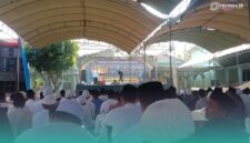 Ribuan jemaah saat menghadiri acara Haul KH Achmad Mohammad Nawawi ke-21 di Sampang (Foto: Faiq Al-Himam/Frensia). 