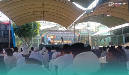 Ribuan jemaah saat menghadiri acara Haul KH Achmad Mohammad Nawawi ke-21 di Sampang (Foto: Faiq Al-Himam/Frensia).