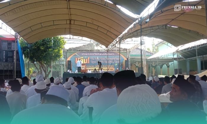 Ribuan jemaah saat menghadiri acara Haul KH Achmad Mohammad Nawawi ke-21 di Sampang (Foto: Faiq Al-Himam/Frensia). 