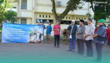 Rektor UIN KHAS Jember, Prof. Hefni, saat sambutan dalam pelaksanaan penyembelihan hewan kurban (Foto: Humas UIN KHAS). 