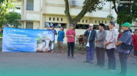 Rektor UIN KHAS Jember, Prof. Hefni, saat sambutan dalam pelaksanaan penyembelihan hewan kurban (Foto: Humas UIN KHAS). 