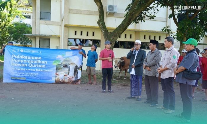 Rektor UIN KHAS Jember, Prof. Hefni, saat sambutan dalam pelaksanaan penyembelihan hewan kurban (Foto: Humas UIN KHAS). 