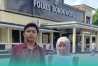 Fitriyah (kanan) bersama Kuasa Hukumnya, Ahmad Faisol Al Faruqi saat foto di depan Poles Bondowoso (Foto: Istimewa). 