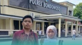 Fitriyah (kanan) bersama Kuasa Hukumnya, Ahmad Faisol Al Faruqi saat di depan Polres Bondowoso (Foto: Istimewa). 