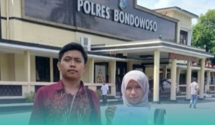 Fitriyah (kanan) bersama Kuasa Hukumnya, Ahmad Faisol Al Faruqi saat foto di depan Poles Bondowoso (Foto: Istimewa).