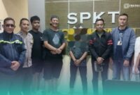 Pemuda berinisial FR (22) di Kecamatan Panti, Jember. Kurir J&T yang nekat merekayasa cerita menjadi korban pembegalan (Tengah) (Foto: Istimewa). 