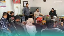 Puluhan nelayan asal Kecamatan Puger, Jember, saat mendatangi ruang Fraksi PDI Perjuangan DPRD Jember (Foto: Istimewa). 