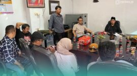 Puluhan nelayan asal Kecamatan Puger, Jember, saat mendatangi ruang Fraksi PDI Perjuangan DPRD Jember (Foto: Istimewa). 