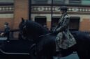 Thomas Shelby sedang menunggang kuda di sebuah jalan Birmingham. hasil tangkapan layar Film Peaky Blinders: The Immortal Man