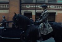 Thomas Shelby sedang menunggang kuda di sebuah jalan Birmingham. hasil tangkapan layar Film Peaky Blinders: The Immortal Man
