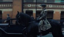 Thomas Shelby sedang menunggang kuda di sebuah jalan Birmingham. hasil tangkapan layar Film Peaky Blinders: The Immortal Man