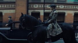 Thomas Shelby sedang menunggang kuda di sebuah jalan Birmingham. hasil tangkapan layar Film Peaky Blinders: The Immortal Man