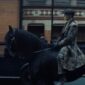 Thomas Shelby sedang menunggang kuda di sebuah jalan Birmingham. hasil tangkapan layar Film Peaky Blinders: The Immortal Man