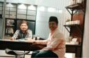 Foto KH Zainil Ghulam (peci hitam) bersama KH Hanani Basyamka. Sumber: FB KH Hanani Basyamka.