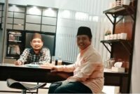 Foto KH Zainil Ghulam (peci hitam) bersama KH Hanani Basyamka. Sumber: FB KH Hanani Basyamka.