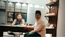 Foto KH Zainil Ghulam (peci hitam) bersama KH Hanani Basyamka. Sumber: FB KH Hanani Basyamka.