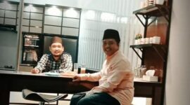 Foto KH Zainil Ghulam (peci hitam) bersama KH Hanani Basyamka. Sumber: FB KH Hanani Basyamka.