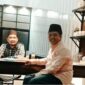 Foto KH Zainil Ghulam (peci hitam) bersama KH Hanani Basyamka. Sumber: FB KH Hanani Basyamka.